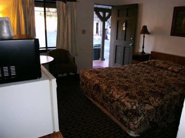Coach N Four Motel Grass Valley Bagian luar foto